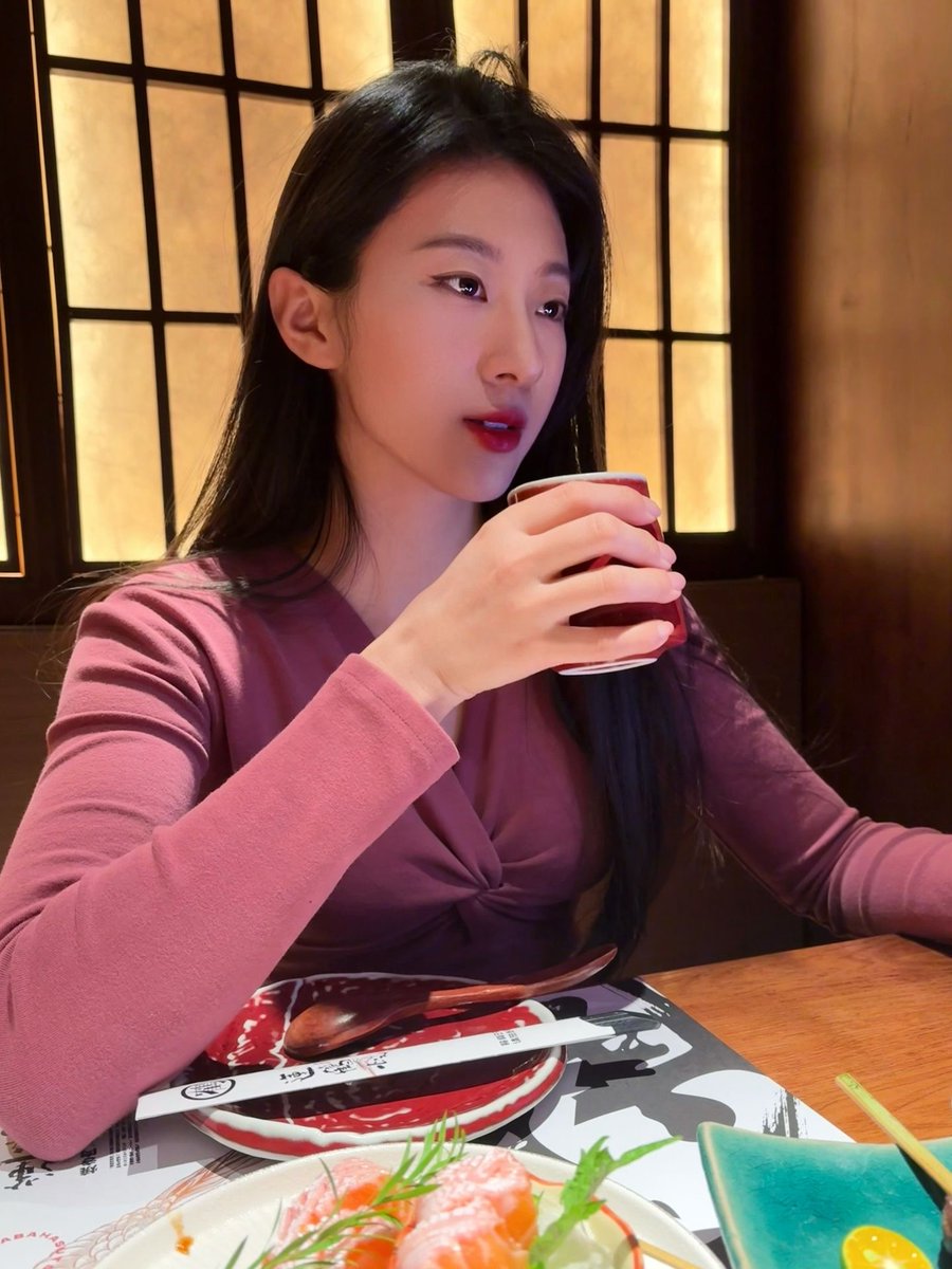 Simply_Shontell's tweet photo. 175cm高个女神穿衣显瘦脱衣有肉，喜欢喝酒吃烧烤寻找搭子探讨人生（倒写）
#搭子 #交友 #高个女生 https://t.co/zwkJXAfZ1X