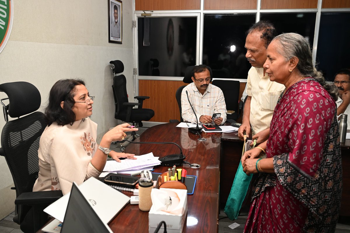 MCTTirupati's tweet image. తిరుపతి నగరపాలక సంస్థ కార్యాలయం లో నిర్వహించిన ప్రజా పిర్యాదుల పరిష్కార వేదికలో ప్రజల నుండి వినతులు స్వీకరిస్తున్న అదనపు కమిషనర్ శ్రీమతి శారదా దేవి గారు.

#Tirupati #smartcity #mct #tsccl #PGRS #maud_municipal #NCBN #APCM #Tirupati #cdma_municipal