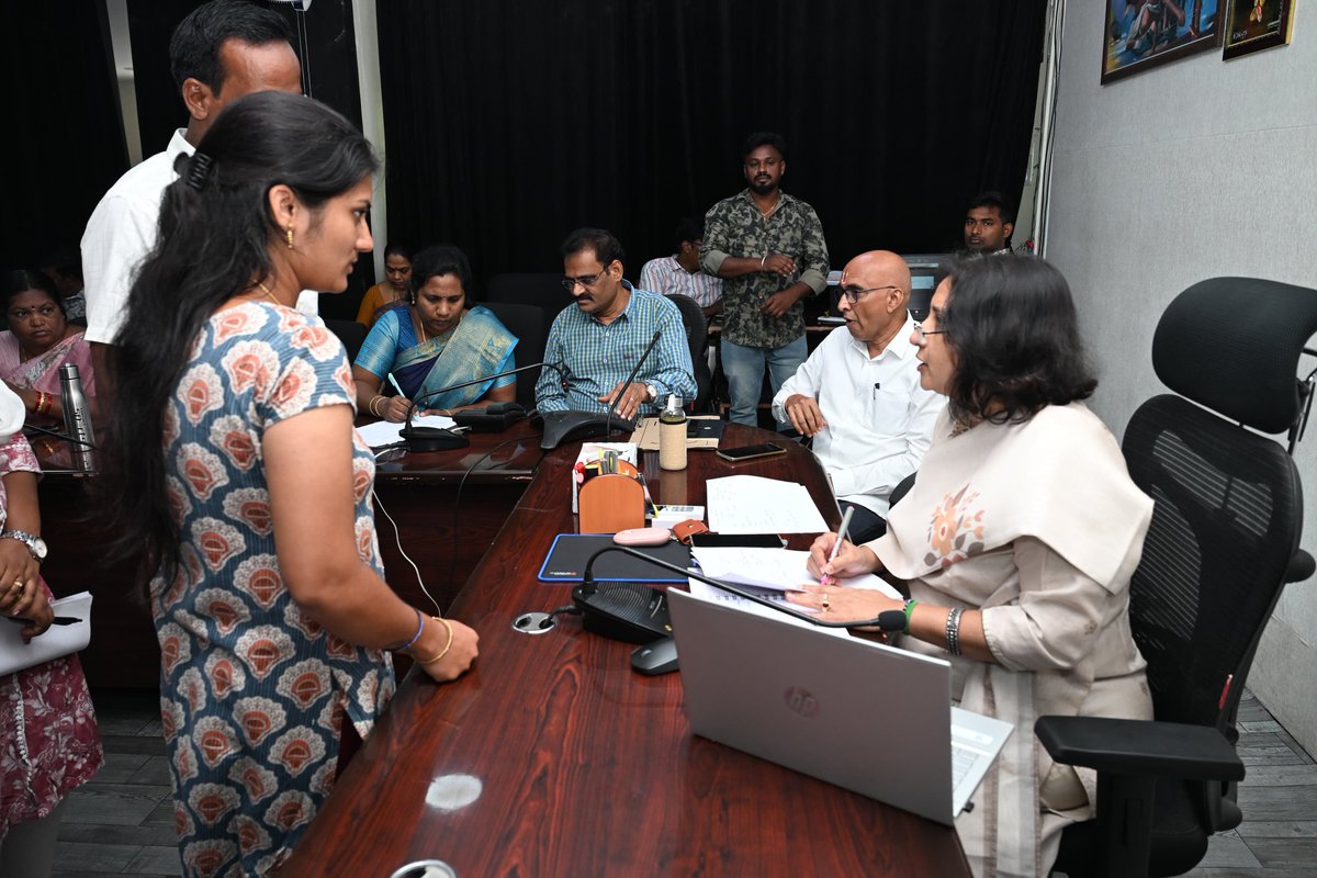 MCTTirupati's tweet image. తిరుపతి నగరపాలక సంస్థ కార్యాలయం లో నిర్వహించిన ప్రజా పిర్యాదుల పరిష్కార వేదికలో ప్రజల నుండి వినతులు స్వీకరిస్తున్న అదనపు కమిషనర్ శ్రీమతి శారదా దేవి గారు.

#Tirupati #smartcity #mct #tsccl #PGRS #maud_municipal #NCBN #APCM #Tirupati #cdma_municipal