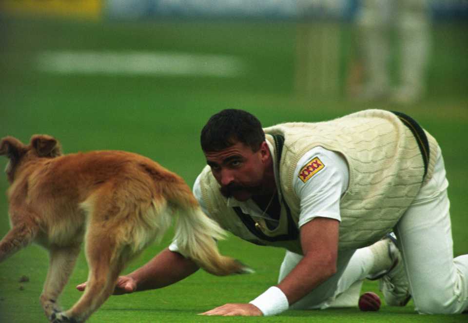CaughtAtPoint's tweet image. Merv Hughes tries to catch a stray dog (#Ashes 1993)

#CricketFeed #Australia #England