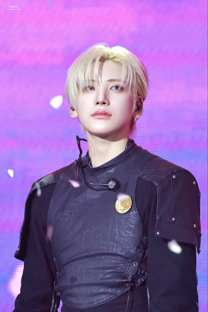 ユリリ tweet media