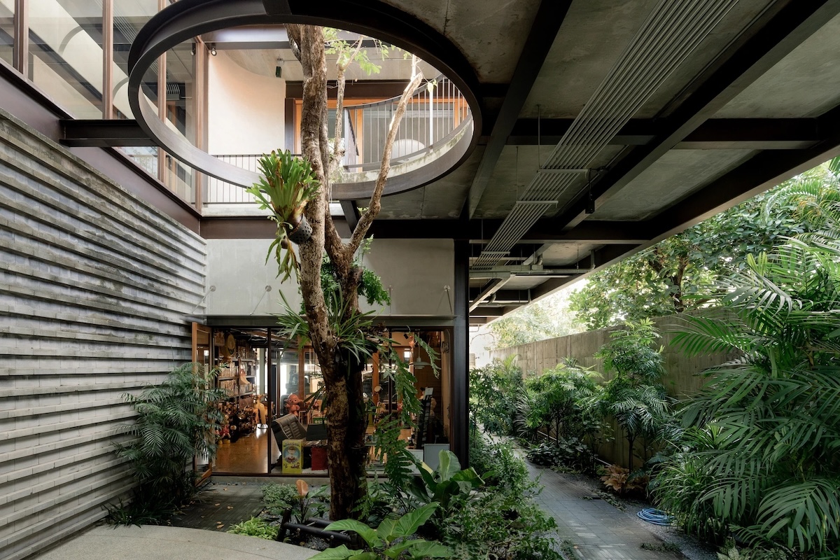 journaldesign's tweet image. H168 House, réflexion contemporaine sur la matière et la structure
Visite guidée en images dans l'article : urls.fr/z30Zrg

#architecture #house #modern #home #tradition #grey #bricks #Bangkok