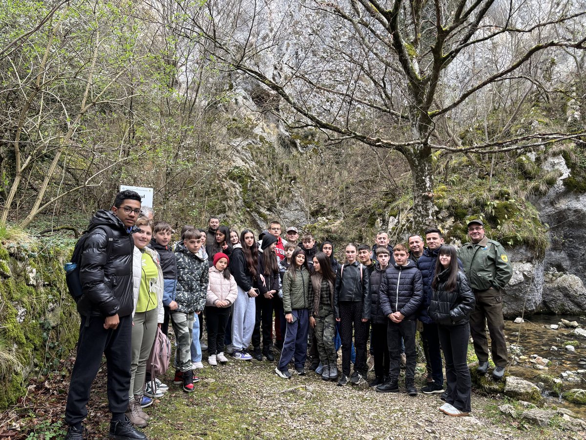 RNP_Romsilva's tweet photo. 🙏 Ne bucurăm să vedem tot mai mulți tineri implicați în protejarea mediului și conștienți de importanța pădurilor pentru viitorul nostru. 𝐄𝐝𝐮𝐜𝐚𝐭̦𝐢𝐞 𝐟𝐨𝐫𝐞𝐬𝐭𝐢𝐞𝐫𝐚̆ 𝐬̦𝐢 𝐝𝐞 𝐦𝐞𝐝𝐢𝐮 𝐥𝐚 𝐎𝐜𝐨𝐥𝐮𝐥 𝐒𝐢𝐥𝐯𝐢𝐜 𝐁𝐨𝐳𝐨𝐯𝐢𝐜𝐢!
#Romsilva #educatie #elevi https://t.co/NNMFzN26xy