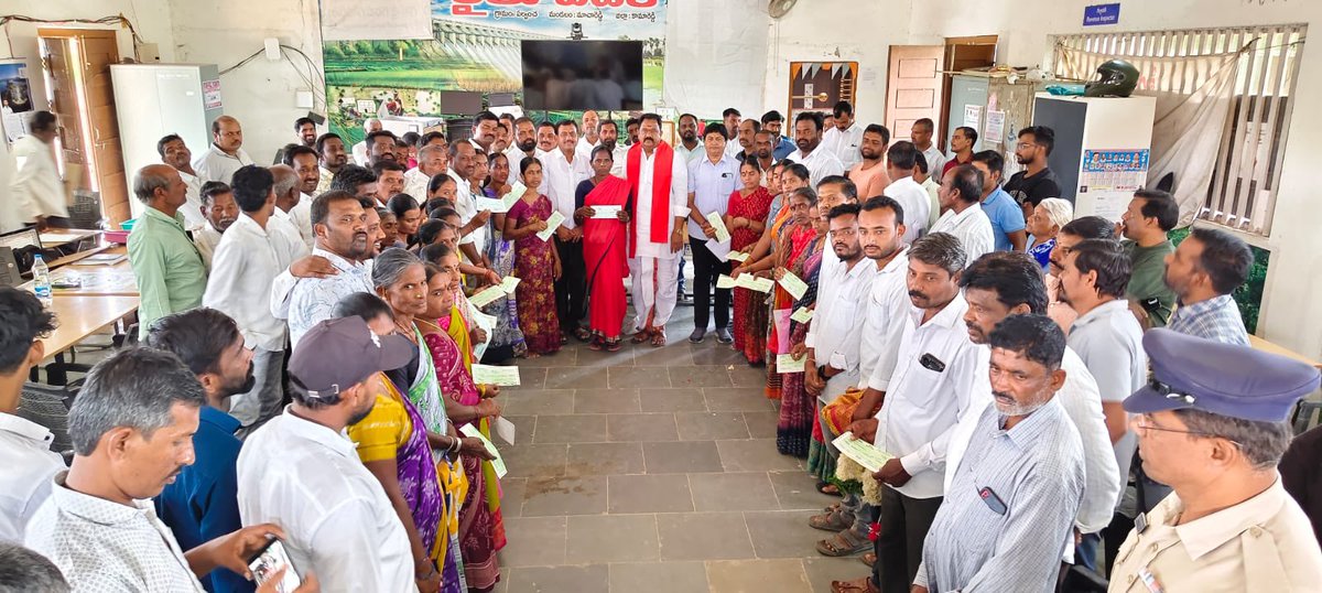 Kvr4Kamareddy's tweet photo. కామారెడ్డి నియోజకవర్గం పల్వంచ మండల కేంద్రంలోని రైతు వేదిక లో మండల పరిధిలోని గ్రామాల  కల్యాణ లక్ష్మి మరియు షాది ముబారక్ లబ్ది దారులకి చెక్కులను పంపిణి చేసిన గౌరవ కామారెడ్డి శాసన సభ్యులు కాటిపల్లి వెంకట రమణ రెడ్డి గారు.

#KVR #KVRR #KamareddyMLA #BJPTelangana #BJPIndia #BJPKamareddy #MLAKamareddy #TeamKVRR