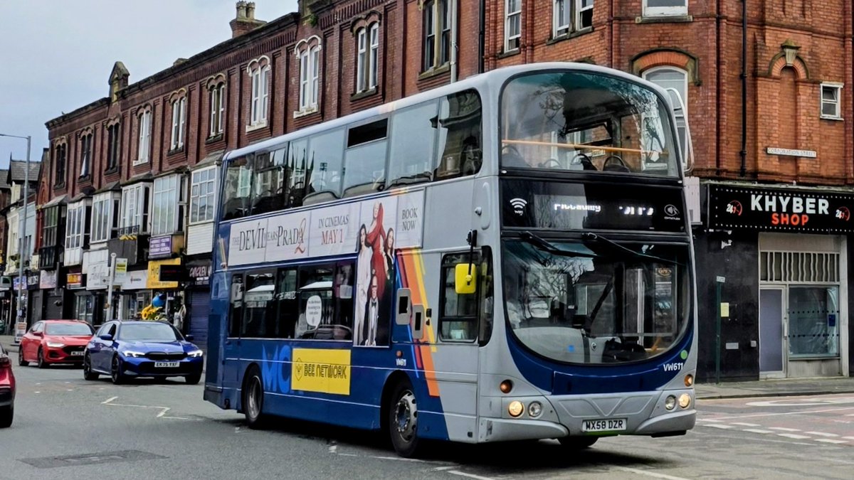 WC2512's tweet image. The old girl hoovering along..

@BeeNetwork #MetrolineManchester VW611 - MX58 DZR in #Hyde yesterday afternoon working a 202 service heading to #Manchester.