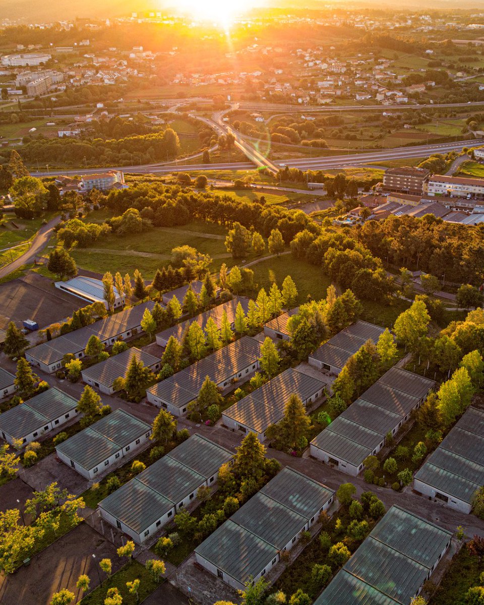 Una puesta de sol en Galicia 🌄. 

Así se ve nuestro albergue y sus inmediaciones desde el aire.

#Galicia #SantiagodeCompostela #atardecer #solpor #albergue