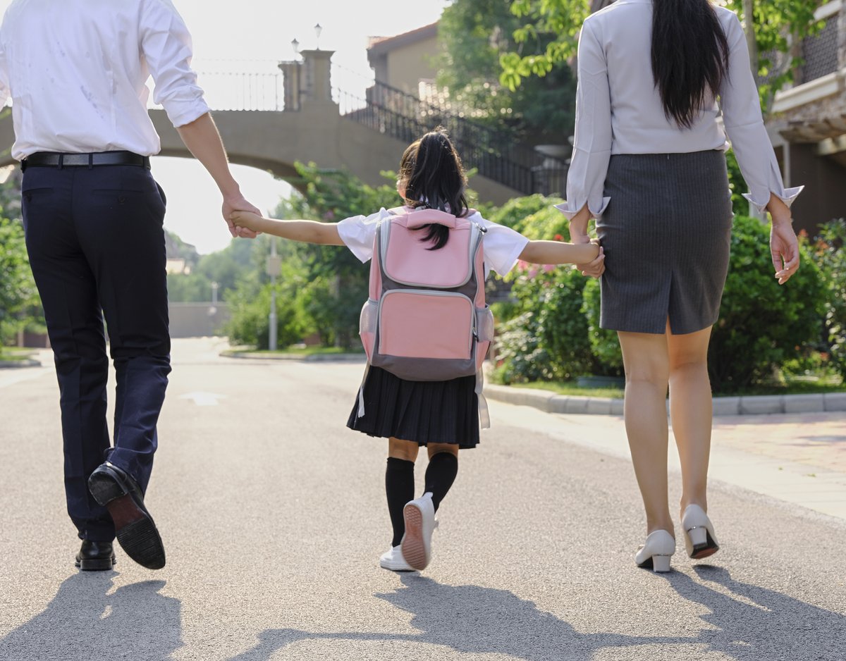ChamaretSylvie's tweet image. "5 mins of 'let’s build a tower!' u003e screen time. Watch how laughter + tiny hands = big joy  #ParentingWin #QualityTime"