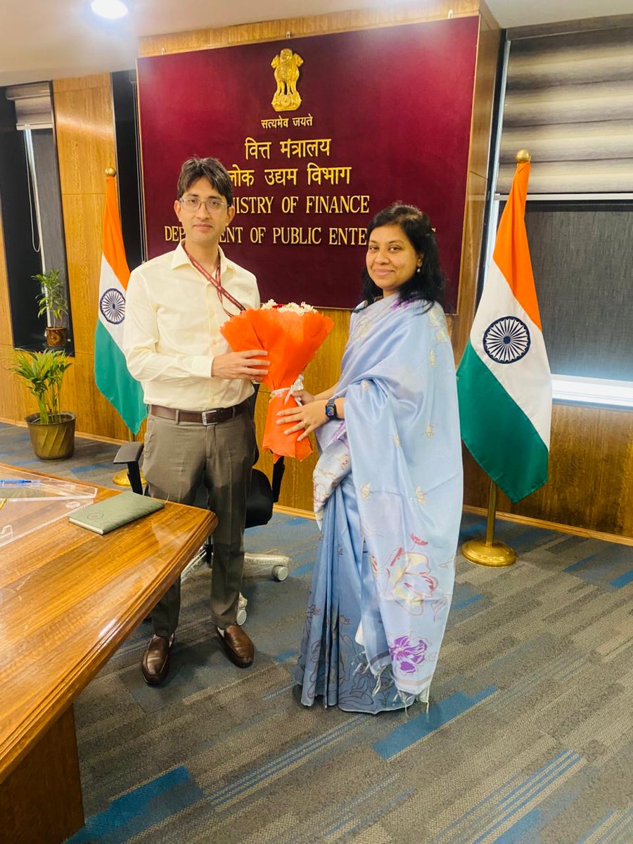 NLMC welcomes the new CEO, Shri Rohan Chand Thakur, IAS (HP:2009), who assumed charge on 21 April 2026 upon promotion as Joint Secretary.  He is seen in the photo being welcomed by Ms Kranti E Khobragade, IRS, Executive Director, NLMC. 
#NLMC #dpe #FinMin #MoF #GoI