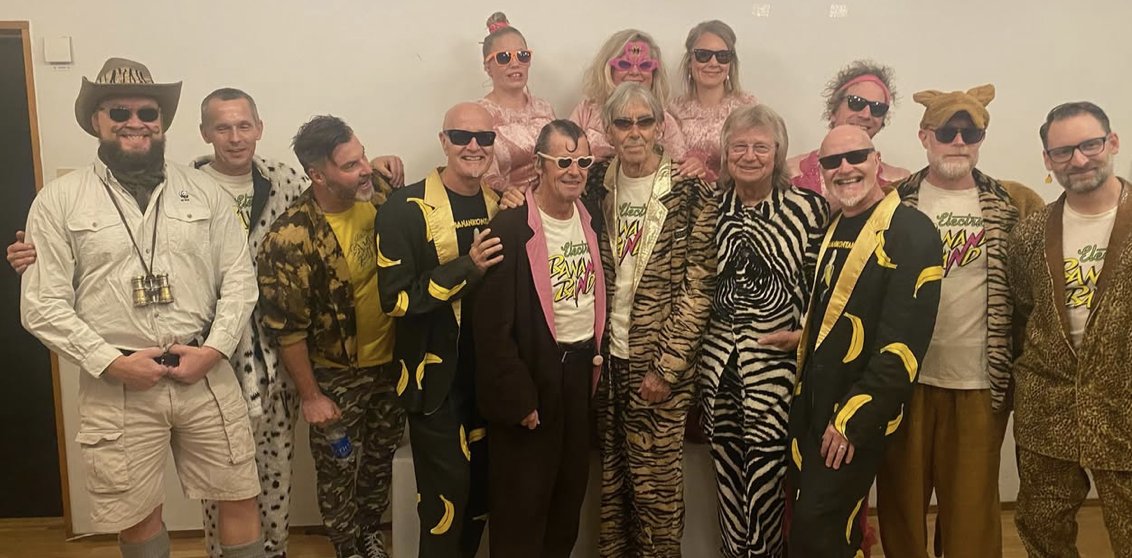 schaffer_janne's tweet photo. (2/2) ...sen fortsätter jag med Electric banana band i Uppsala 28/4 även den utsåld. Och det bandet har sen 11 konserter runt landet samt My music story band med massor av musik jag har skrivit eller spelat in. Se datum nedan o på hemsidan.  Kolla gärna fina filmen Biodlaren. https://t.co/4rWTVHFCTz