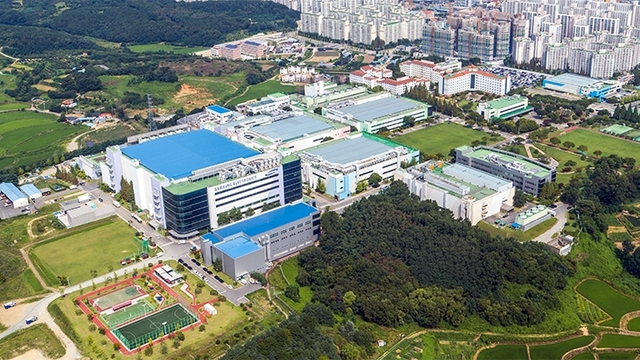 jukan05's tweet image. [EXCLUSIVE] Samsung Electronics to Build New Semiconductor Fab the Size of "4 Soccer Fields" in Onyang... To Become Core Back-end Process Hub

Samsung Electronics is restructuring the battleground of its HBM (High Bandwidth Memory) competition back toward the back-end process.