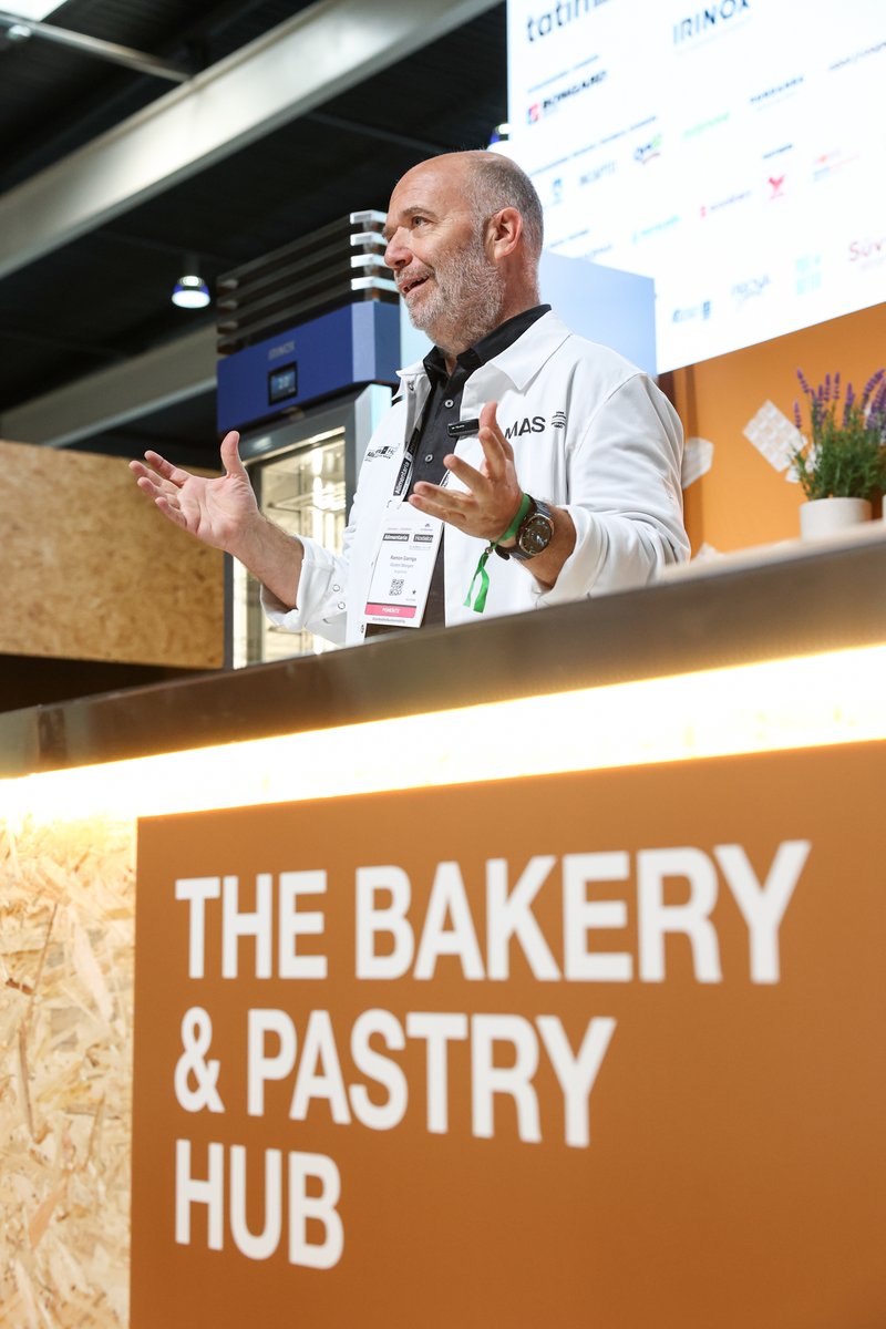 Hostelcobcn's tweet photo. Echando la vista atrás a uno de los grandes momentos de @AlimentariaBCN  + Hostelco 2026 en The Bakery &amp; Pastry Hub.
Ramon Garriga (@glutenmorgentv ) puso frente a frente IA y oficio para repensar el futuro de la panadería.
#Alimentaria2026 #Hostelco2026 #ThePowerOfSynergy https://t.co/WgYMdanOQW