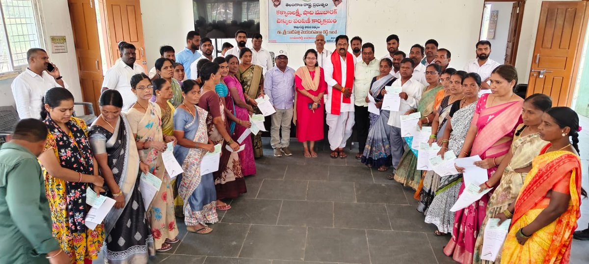 Kvr4Kamareddy's tweet photo. కామారెడ్డి నియోజకవర్గం బీబీపేట మండల కేంద్రంలోని రైతు వేదిక లో మండల పరిధిలోని గ్రామాల  కల్యాణ లక్ష్మి మరియు షాది ముబారక్ లబ్ది దారులకి చెక్కులను పంపిణి చేసిన గౌరవ కామారెడ్డి శాసన సభ్యులు కాటిపల్లి వెంకట రమణ రెడ్డి గారు.

#KVR #KVRR #KamareddyMLA #BJPTelangana #BJPIndia #BJPKamareddy #MLAKamareddy #TeamKVRR
