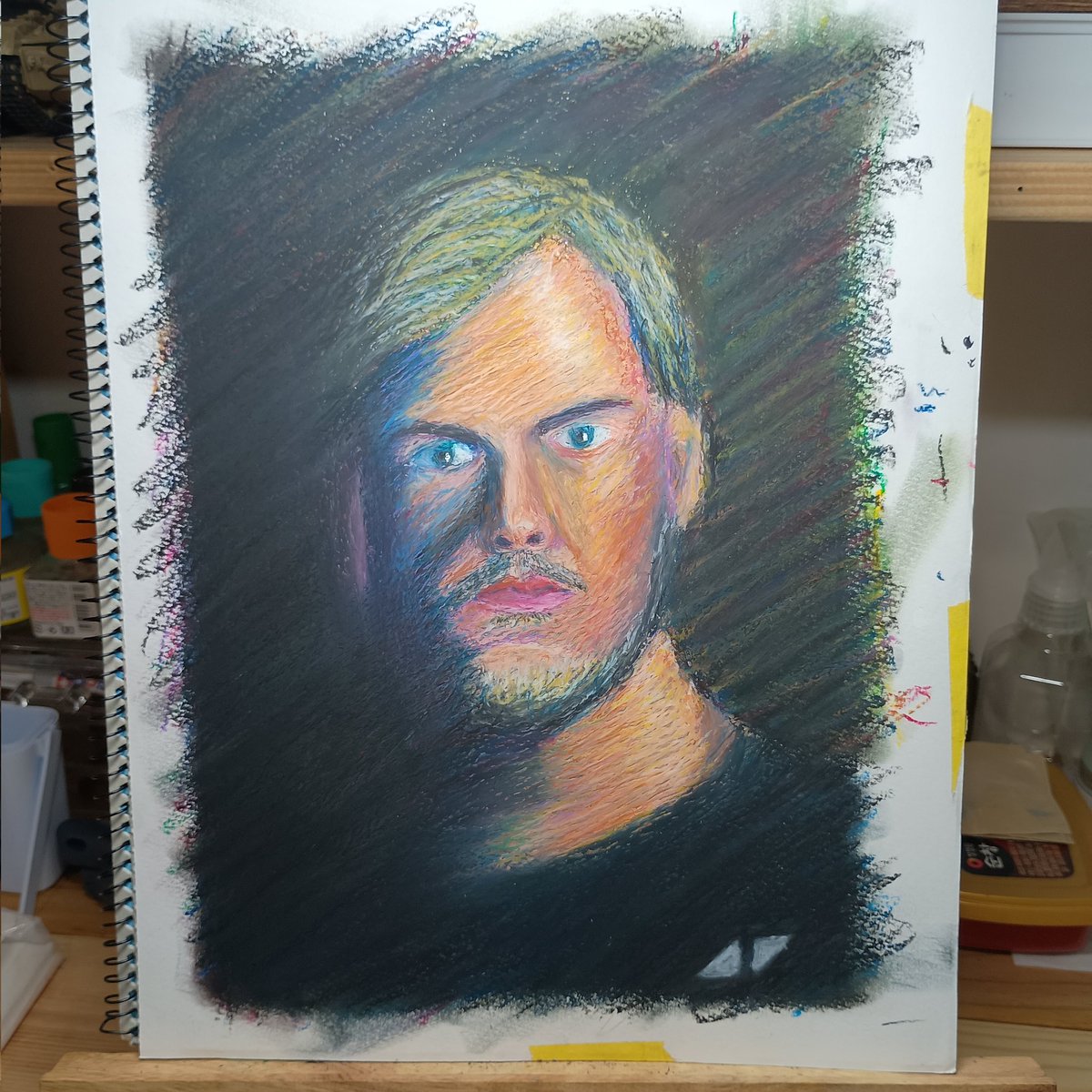 noneyone's tweet image. 「avicii」
私が1番好きなアーティストであるaviciiを、彼の印象にあわせて鮮やかな色彩で描きました！名曲揃いなのでぜひ聴いてみてください(≧∇≦)/
#avicii #TimBergling #EDM #crayon #painting