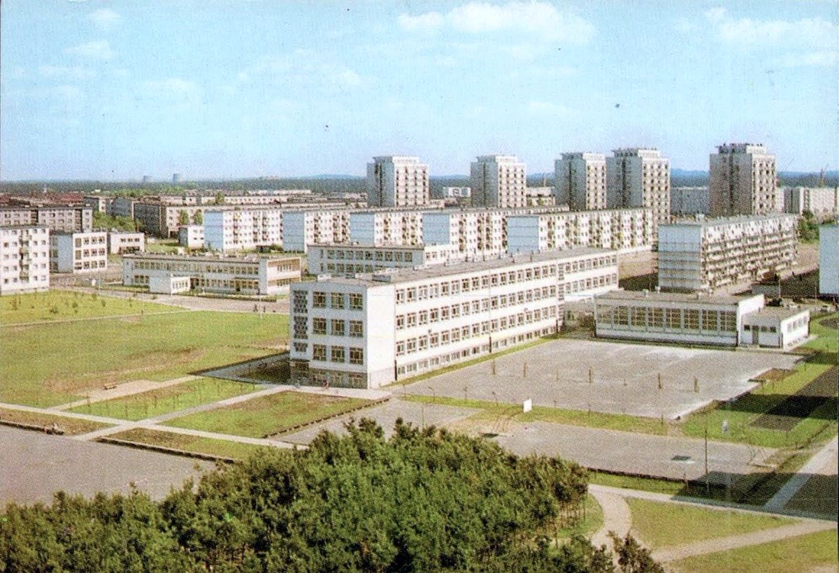 Projektowanie osiedli w #PRL 
Szkoła, boiska, zieleń, bloki, punkty usługowe. A nie kurwa "zagęszczanie" na rzecz milionerów deweloperów w chowie klatkowym. Przeżarta korupcją III RP.