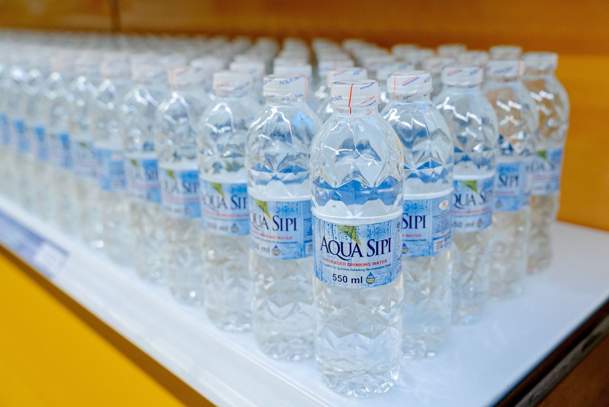 mukwano_ind's tweet photo. Your favorite Aqua Sipi got an upgrade! 
Now in a sleek 550ML diamond-effect bottle, designed to stand out while keeping the same pure, refreshing taste you love.

Same Price. Same Trusted Quality.

Grab yours today at retail outlets near you!

#MukwanoIndustries #AquaSipi https://t.co/fnkOsU6tPi
