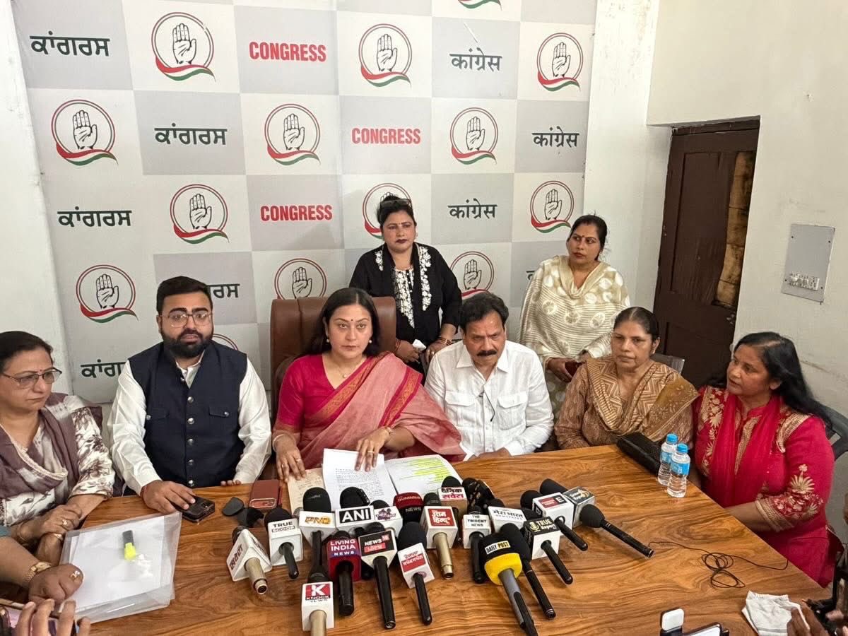 dollysharmaINC's tweet image. आज जालंधर, पंजाब में प्रेस कांफ्रेंस करते हुए । 

मुद्दा एक ही है, महिलाओं के नाम पर नाटक बंद करो ; आज ही 2023 में पास हुआ महिला आरक्षण बिल लागू करो । #punjab #jalandhar