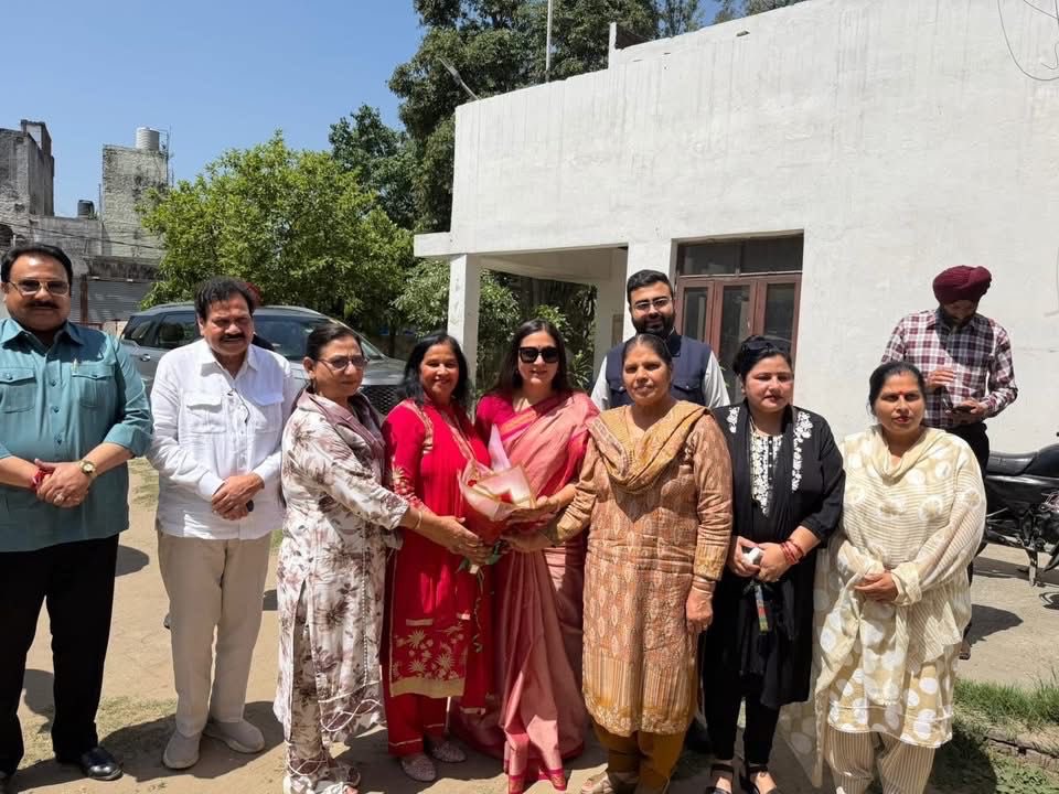 dollysharmaINC's tweet image. आज जालंधर, पंजाब में प्रेस कांफ्रेंस करते हुए । 

मुद्दा एक ही है, महिलाओं के नाम पर नाटक बंद करो ; आज ही 2023 में पास हुआ महिला आरक्षण बिल लागू करो । #punjab #jalandhar