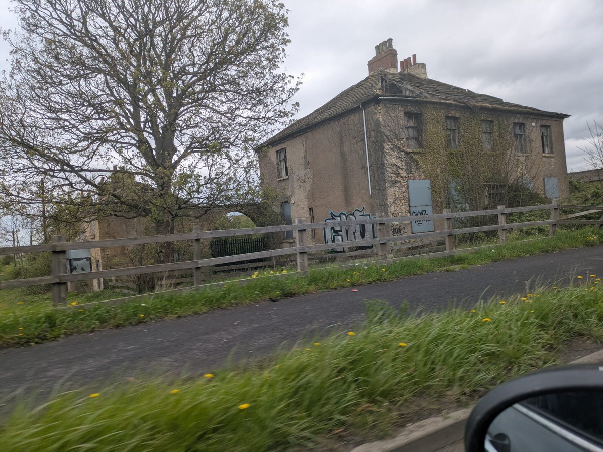 greenbeltsal's tweet image. #Students airing their concerns over finding #Homes to live in @BBCYork 
#LeedsUniversity have a lovely #Farmstead going to waste 😔
#Bramham
#A64
Lovely farm house &amp;amp; cottages wasted @emptyhomes