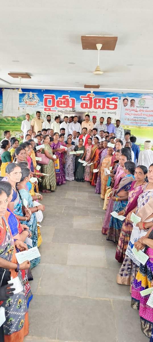 Kvr4Kamareddy's tweet photo. కామారెడ్డి నియోజకవర్గం దోమకొండ మండల కేంద్రంలోని రైతు వేదిక లో మండల పరిధిలోని గ్రామాల  కల్యాణ లక్ష్మి మరియు షాది ముబారక్ లబ్ది దారులకి చెక్కులను పంపిణి చేసిన గౌరవ కామారెడ్డి శాసన సభ్యులు కాటిపల్లి వెంకట రమణ రెడ్డి గారు.

#KVR #KVRR #KamareddyMLA #BJPTelangana #BJPIndia #BJPKamareddy #MLAKamareddy #TeamKVRR