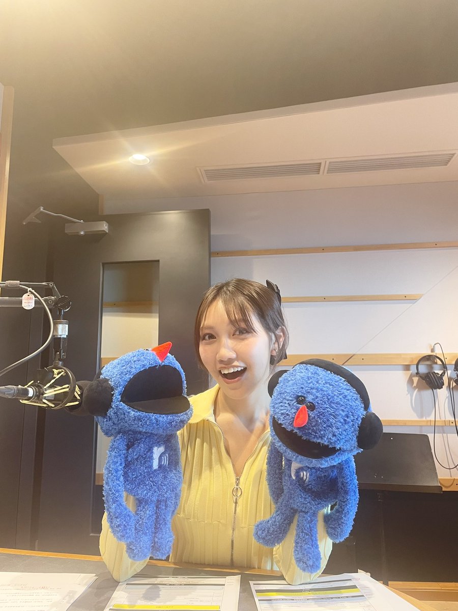 beatit899's tweet photo. こんにちは〜📻✨  

サウンドクルーの！  
サウンドクルーの！！！  

井上苑子(@inouesonoko)がお送りする  
🎧💥 BEAT IT 💥🎧  

今日はなんと…  
お友達が2人来てくれました❗️👭✨  

ラジまる だよぉ〜🧸✨

スタジオ、にぎやかにお届けします🎉  
お楽しみに〜💫

#bi899 https://t.co/tRRw6Y3rvR