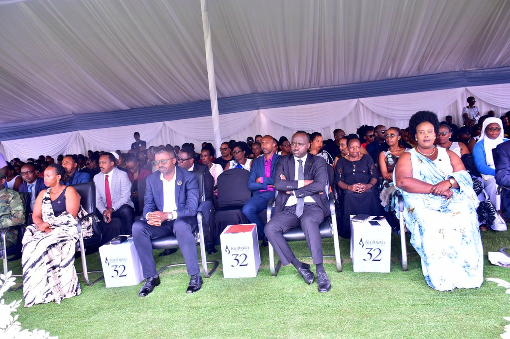 RwandaHills's tweet photo. Amateka mabi ntiyabaheranye.🕯️🇷🇼
Abarokotse Jenoside yakorewe Abatutsi i Mugombwa muri @GisagaraDistr bagaragaje intambwe bamaze gutera mu kwiyubaka, nyuma y'ubwicanyi ndengakamere bwakorewe kuri Paruwasi ya Mugombwa.
Twunamiye abasaga 38,000 baharuhukiye.
#Kwibuka32 #Gisagara https://t.co/LyXXxOzfKm