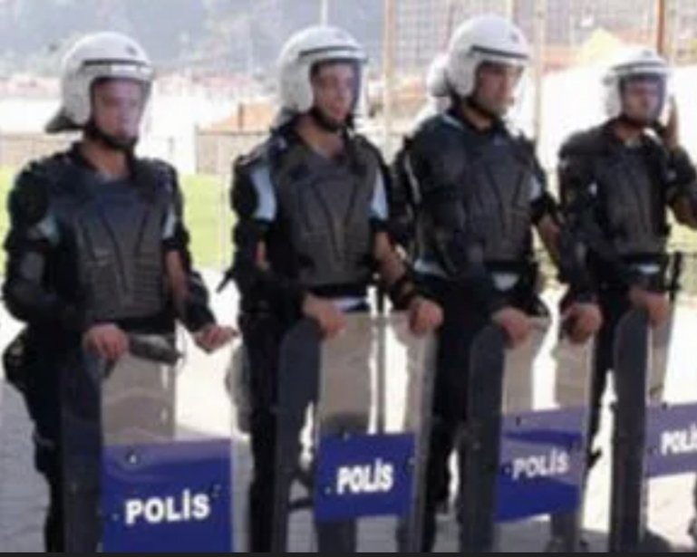 Aylar önce söz verilen 'Jandarma ile maaş eşitlemesi' nerede? Verilen sözler yine tutulmadı. Polis; yükün altında ezilen, ekonomik olarak sıkışan ama hakkını alamayan bir meslek grubuna dönüştürüldü.
#poliseyaşamhakkı 
#polisdarboğazda 
#polisevaatdeğili̇craat