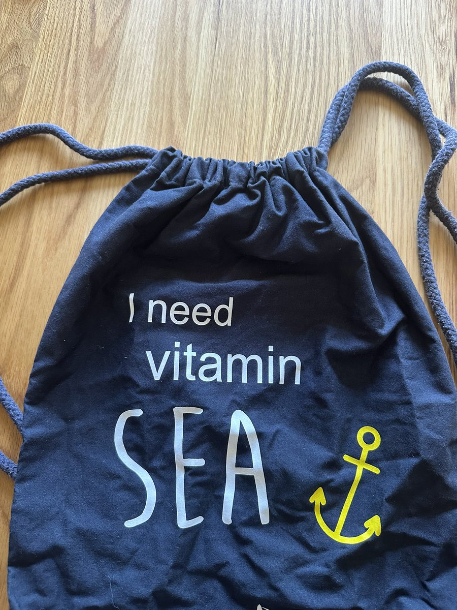 Ich habe <a href="/AnneMarie_atsea/">Anne ⚓️</a> Rucksack bei mir im Garten gefunden. Nanu.😂