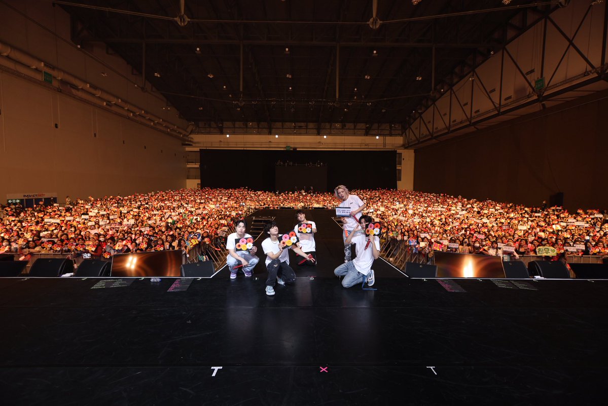 pwlzaking's tweet image. อ่อ ทุกคนอย่าลืมว่ามันเป็น hall แบน ๆ แบบนี้ ถ้าไม่มีสแตนด์+ไม่มีจอแบบในรูปคือแถวหลังจะไม่เห็นอะไรเลย 🥹

#JiangHeng #QiuDingJie #Desire4