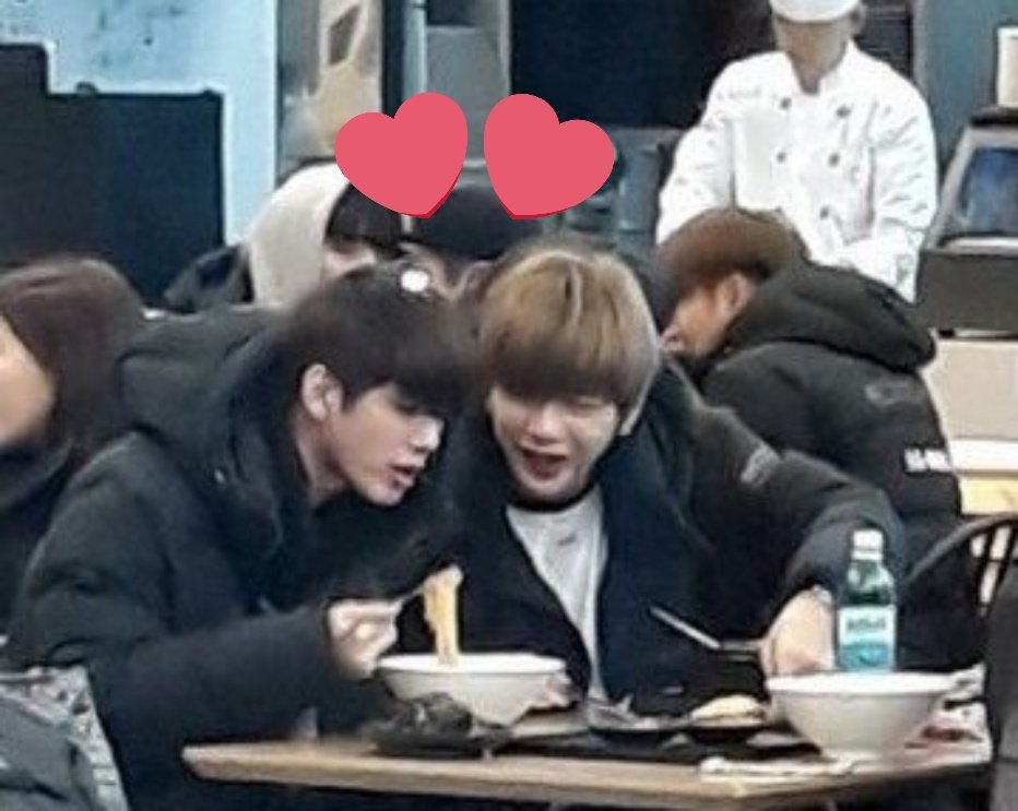 เหมือนเดิมมากนะ ตอนนั้งกินข้าวจะมีคนนึงนั่งฟังกับอีกคนจ้อไม่หยุด555555555555555