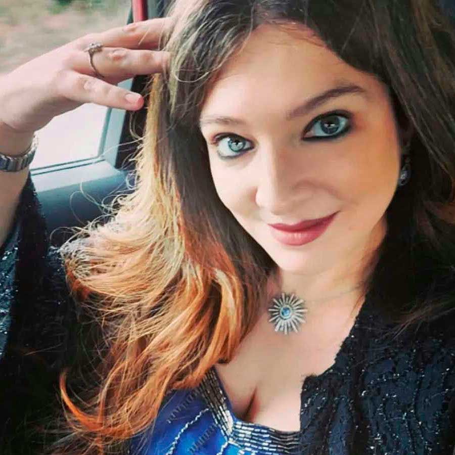 Habitual del festi (y cómo nos alegramos de que así sea) en el #celsius2026 contaremos de nuevo con la gran Victoria Álvarez, que se viene a presentarnos, en colaboración con Lumen, El esplendor en las sombras, la nueva entrega de sus Dreaming Spires