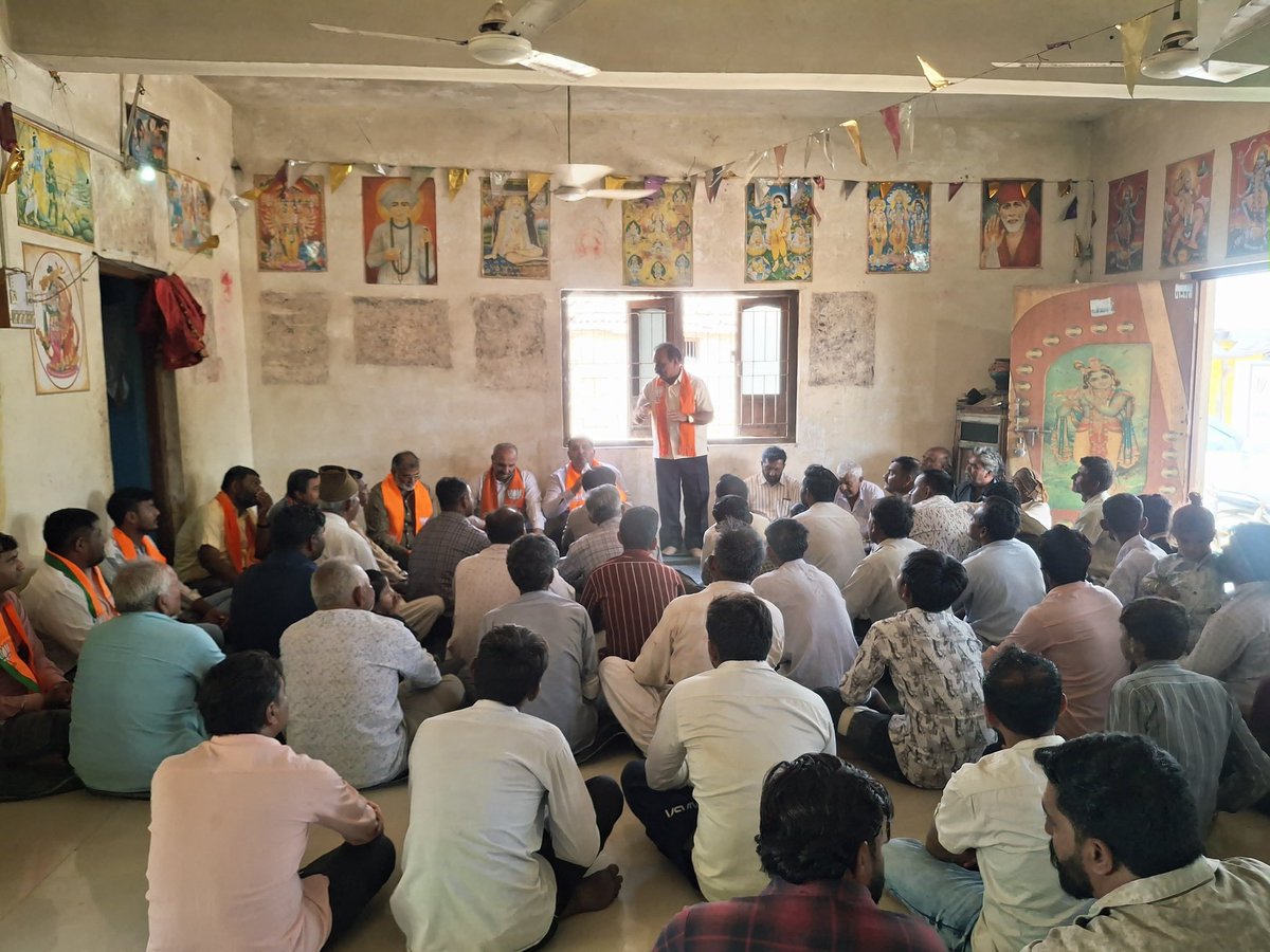 સ્થાનિક સ્વરાજ્યની ચૂંટણી અંતર્ગત માળિયા હાટીના તાલુકાના વિવિધ ગામોમાં ગ્રામજનો અને કાર્યકર્તાઓ સાથે ઉત્સાહભેર મુલાકાત કરી.

સૌના સહકારથી ભારતીય જનતા પાર્ટીને તાલુકા પંચાયત અને જિલ્લા પંચાયતમાં પ્રચંડ બહુમતિથી વિજયી બનાવવા અપીલ કરી.

#bhagvanjikargatiya #89mangrol