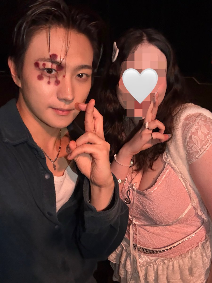 hakdeoki's tweet photo. me doing gojo pose with siwoo 😭

(i do nawt know anything about anime he just asked to do it and said its from his fav anime 😭😭 anything for siwoo) https://t.co/DxZH5jOgGv
