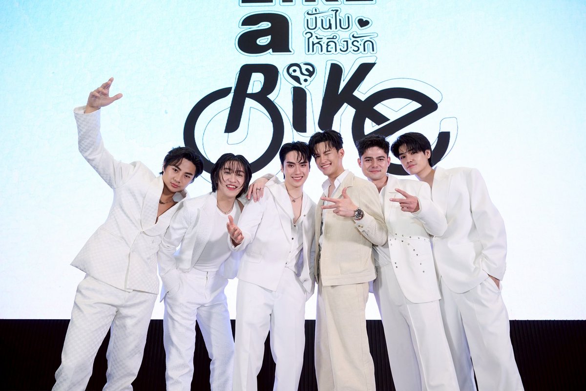 RainbowNewsent's tweet photo. ฟินส่งท้าย! “มาสุ-ตี๋” เสิร์ฟโมเมนต์ ชวน “แฟนคลับคนพิเศษ” รับชมตอนจบซีรีส์ในงาน “Love Like A Bike Final EP”
Love Like A Bike Final EP
#lovelikeabike #ปั่นไปให้ถึงรัก
#MasuTee #มาสุตี๋
#masu_ms #TEeThanapon
#ta_nanakun #usnttr
#แดนนี่วิน #DannyWin
#danny_lcn #winthanat
ปิดฉากลงอย่างเต็มอิ่มทั้งรอยยิ้มและความทรงจำดีๆ สำหรับงานรับชมตอนจบของซีรีส์วายฟีลกู๊ด “Love Like A Bike ปั่นไปให้ถึงรัก” โดยผู้จัด “เอส–ธรรปพล ขันไชย”จาก บริษัท S CLASS ENTERTAINMENT ที่แท็กทีมนักแสดงนำ “มาสุ จรรยางค์ดีกุลและ ตี๋-ธนพล จารุจิตรานนท์” พร้อมด้วย “ต้า นันคุน, อัส นิติธร, แดนนี่ ลูเซียโน่ และ วิน ธนัท” มาร่วมส่งท้ายเรื่องราวครั้งสำคัญ ชวนแฟนคลับคนพิเศษลุ้นบทสรุปไปด้วยกันอย่างใกล้ชิด ณ Phenix Auditorium Hall ท่ามกลางพลังซัพพอร์ตที่แน่นฮอลล์ ก่อนถึงตอนจบจริงในวันจันทร์ที่ 20 เมษายนนี้
บรรยากาศภายในงานเริ่มต้นอย่างคึกคัก เปิดเวทีด้วยโชว์จาก New Gen S Class ที่ปลุกพลังคนดูตั้งแต่ต้น และทันทีที่นักแสดงทั้ง 6 คนปรากฏตัว เสียงต้อนรับก็ดังกระหึ่มขึ้นทันที ร่วมพูดคุยถึงเบื้องหลังการทำงาน ความผูกพัน และเส้นทางตลอดทั้งเรื่องที่เข้มข้นไม่แพ้บนหน้าจอ จากนั้นกิจกรรมบนเวทีเดินหน้าอย่างต่อเนื่อง เริ่มจากเกมที่เปิดโอกาสให้แฟนคลับได้ร่วมสนุกแบบใกล้ชิด สร้างรอยยิ้มและเสียงหัวเราะทั่วทั้งฮอลล์ ก่อนต่อด้วยการประมูลชุดปั่นจักรยานของนักแสดงที่เรียกกระแสตอบรับได้อย่างคึกคักแล้วจึงเข้าสู่ช่วงรับชม “Love Like A Bike Final EP” ที่ค่อย ๆ พาคนดูอินไปกับบทสรุปของเรื่องราว อารมณ์ลุ้นถูกถ่ายทอดออกมาอย่างต่อเนื่อง มีเสียงฮือฮาแทรกเป็นระยะ ก่อนจบช่วงด้วยเสียงปรบมืออย่างกึกก้อง และอีกหนึ่งไฮไลต์สำคัญคือโชว์บนเวทีที่จัดเต็มแบบไม่พัก เปิดด้วย “มาสุ–ตี๋” ควงคู่ร้องเพลง “นับหนึ่ง” สด ๆ โดยมี “วิน” ดีดกีตาร์อะคูสติก เติมบรรยากาศละมุนชวนเคลิ้ม ก่อนส่งต่อเวทีให้ “ต้า–อัส” กับเพลง “Hate To Love” ที่ผสานทั้งความหวานและความแซ่บไว้ในเพลงเดียว ต่อเนื่องด้วยการกลับมาของ “มาสุ–ตี๋” ในเพลง “แฟนผมน่ารัก” โดยมี “ต้า-อัส-แดนนี่-วิน” ร่วมแจกดอกไม้ให้แฟนคลับทั่วทั้งฮอลล์ เพื่อเป็นคำขอบคุณสำหรับทุกแรงสนับสนุน ท่ามกลางบรรยากาศที่ยังคงคึกคักไม่แผ่ว และปิดท้ายด้วยช่วง Hi-Touch ที่นักแสดงได้พบปะแฟนคลับอย่างใกล้ชิด พร้อมส่งต่อรอยยิ้มและคำขอบคุณแบบตัวต่อตัว ค่ำคืนแห่งความทรงจำได้อย่างสมบูรณ์ ครบทั้งความฟิน ความสนุก และความประทับใจ
สำหรับแฟนๆ เตรียมปักหมุดรับชมบทสรุปของเรื่องราวของซีรีส์ “Love Like A Bike ปั่นไปให้ถึงรัก” EP.8 ตอนจบ วันจันทร์ที่ 20 เมษายนนี้ เวลา 22.30 น. ทางช่อง 3 กด 33 รับชมออนไลน์ทาง 3Plus และรับชมย้อนหลังแบบ UNCUT ทาง Netflix เวลา 23.30 และติดตามโมเมนต์ต่างๆของซีรีส์ได้ผ่าน Instagram / TikTok / X : LoveLikeABike และ Facebook / YouTube : sclassentertainment