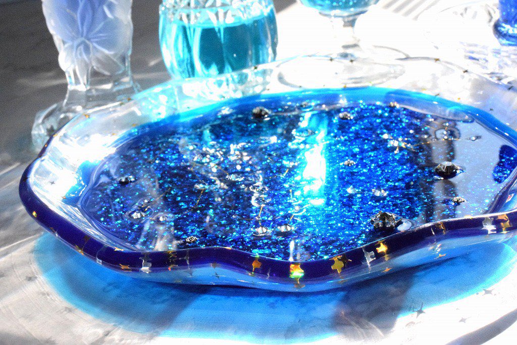 【冷蔵庫からウーパールーパー】さんの「星空のインテリアトレイ」お取り扱い中です。

「冬のダイヤモンド」の星座がスワロフスキーなどのガラスストーンで装飾されています。星座の周りを爪付きビジューで飾り
星々が輝く夜空をイメージしています。

konekodo.shop-pro.jp/?pid=165867485