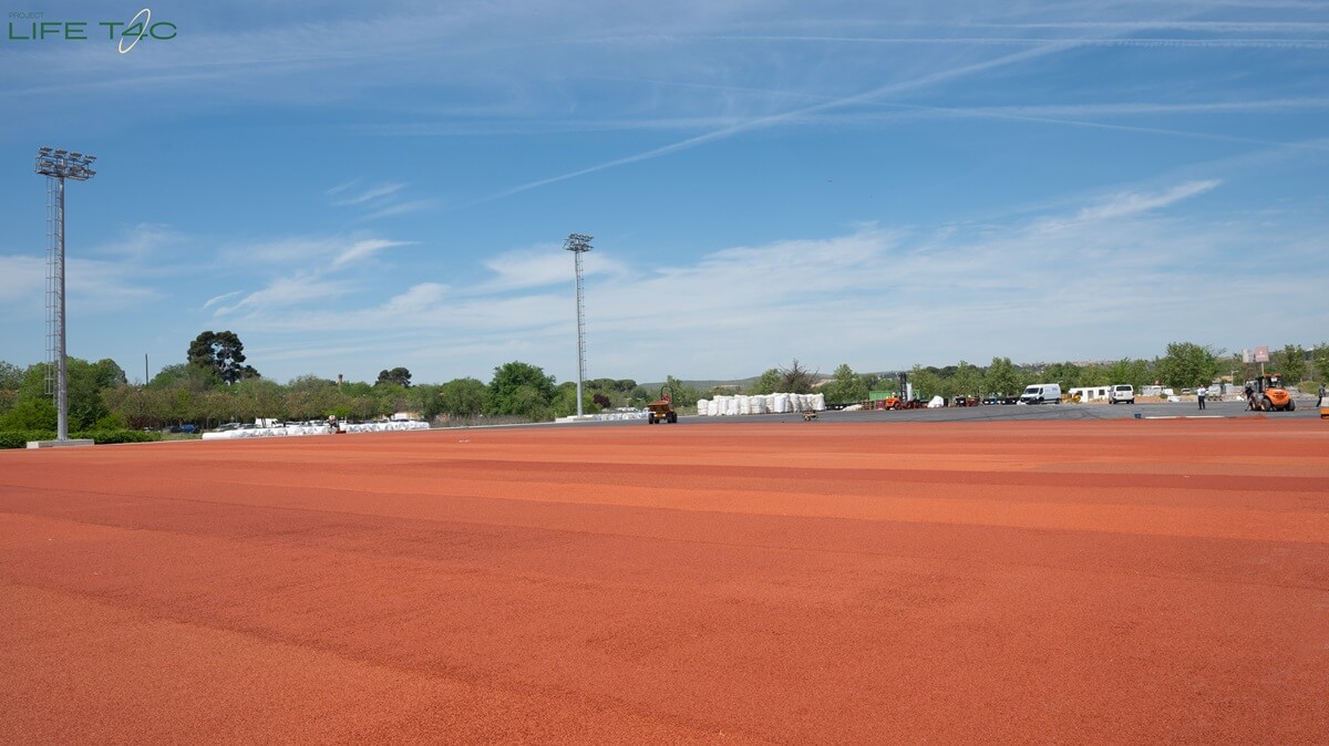 LIFET4C_'s tweet image. 🇬🇧 Construction of the new #artificialturf football pitch at Carlos III in #Toledo is progressing well. Over the past week, the shock-absorbing base has been installed and everything is ready for the turf and #ecolastene substrate to be laid.
@ToledoAyto @cinea_eu @LIFEprogramme
