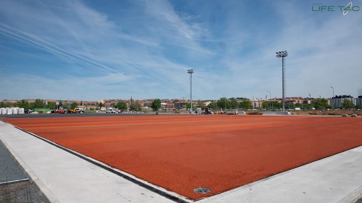 LIFET4C_'s tweet image. 🇬🇧 Construction of the new #artificialturf football pitch at Carlos III in #Toledo is progressing well. Over the past week, the shock-absorbing base has been installed and everything is ready for the turf and #ecolastene substrate to be laid.
@ToledoAyto @cinea_eu @LIFEprogramme