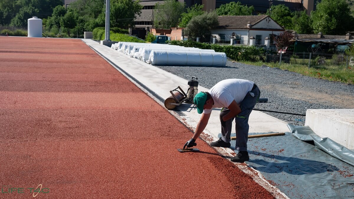 LIFET4C_'s tweet image. 🇬🇧 Construction of the new #artificialturf football pitch at Carlos III in #Toledo is progressing well. Over the past week, the shock-absorbing base has been installed and everything is ready for the turf and #ecolastene substrate to be laid.
@ToledoAyto @cinea_eu @LIFEprogramme