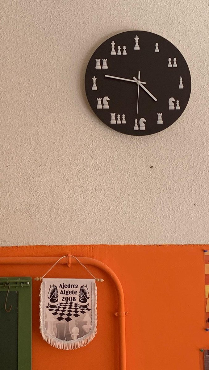 ¿Qué hora es? ¡Es hora de un jaque mate! 👑⌚ En clase aprovechamos cada rincón para trabajar conceptos como las horas con relojes de manillas temáticos. El ajedrez está en todas partes.

¿Sabrías decir qué hora marca el reloj de la foto? 👇

#Chess #AjedrezEducativo #Algete
