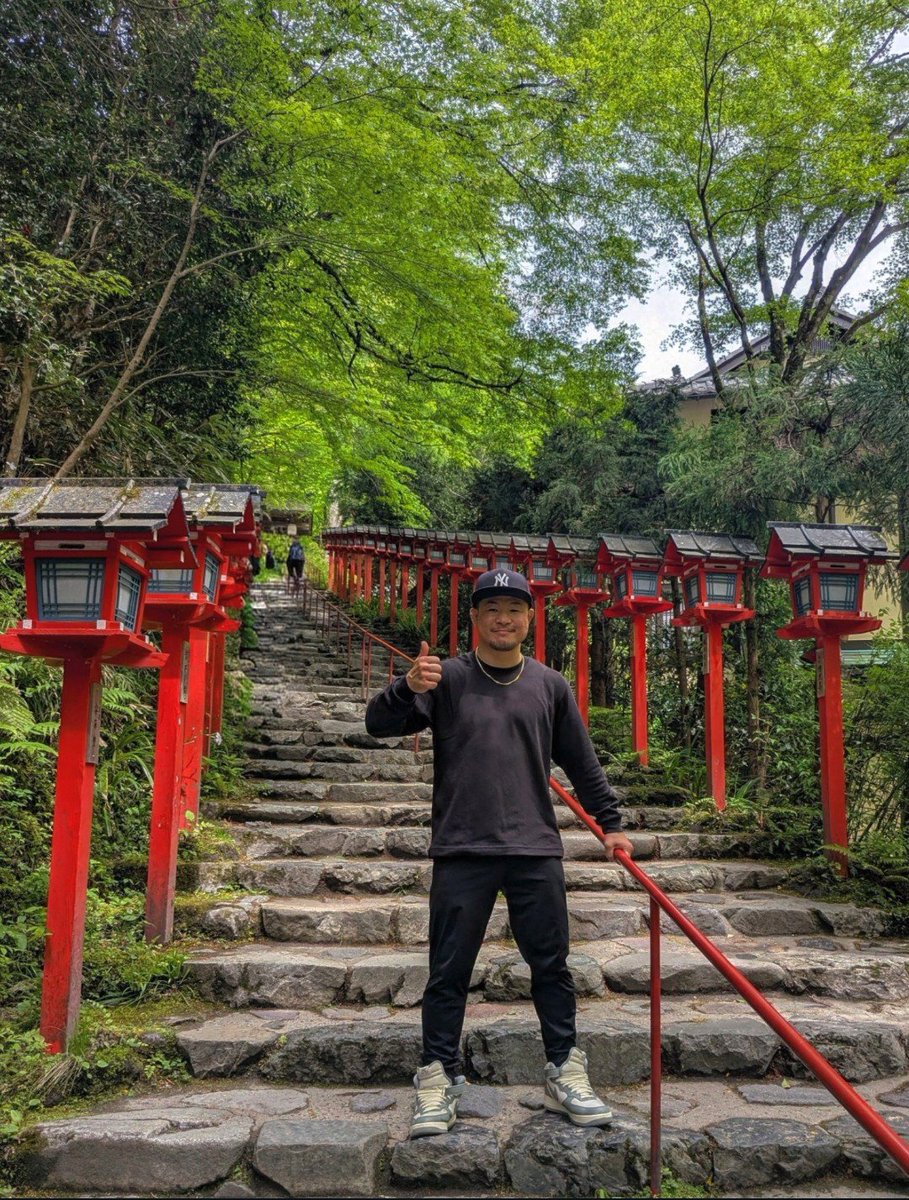 the_one_045's tweet photo. 隙間時間に京都ぶらぶら！
７年ぶりに『貴船神社』へ行って、初めて『鞍馬寺』行きました😁
鞍馬寺というか鞍馬山ですね、、
途中すれ違う方々みんな挨拶し合ったので、確実に登山ですね💦
ただでさえ筋肉痛の脚が途中何度か爆発しましたが
凄いパワースポットということで大目に見ました👍 https://t.co/a0WJieVdhY