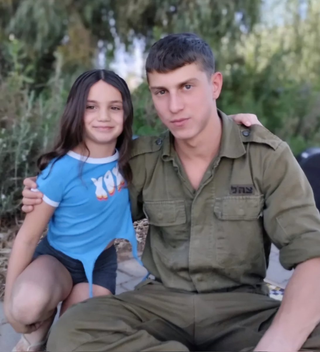 YosephHaddad's tweet image. עמית כרמיאל בת ה-10 היא אחותו של גיבור ישראל סמ״ר גיא כרמיאל ז״ל, לוחם בסיירת נח״ל שנפל ב־13.1.25 בבית חאנון.
אלה המילים שלה שכתבה והקריאה בטקס בבית הספר היום:
"אני עמית כרמיאל אחותו הקטנה של גיא כרמיאל.
גיא היה בן 20 כשהוא נהרג במלחמה בעזה.
גיא נפל בתאריך 13.1.25.
הוא שירת