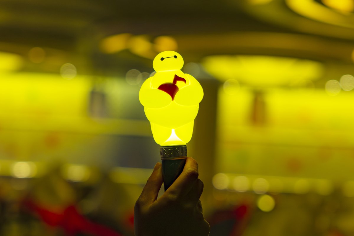 oricon's tweet image. 東京ディズニーリゾート
今年もMrs. GREEN APPLEとコラボ🍏

新グッズ7/1より販売
テーマソングは「Carrying Happiness」
oricon.co.jp/news/2450287/f…

グッズはベイマックスとミセスのロゴをデザイン。「ベイマックスのハッピーライド」に連動して光るペンライトや、ミセスとコラボしたドリンクも発売。