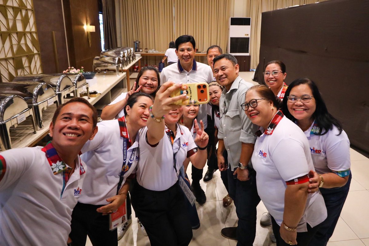 SonnyAngaraNews's tweet photo. Secretary Sonny Angara: Habang nasa Roxas City para sa DepEd National Festival of Talents 2026, isinagawa rin ang National Management Committee Meeting—isang mahalagang pagtitipon ng mga miyembro ng execom, regional directors, at bureau heads para sa mas pinaigting na koordinasyon at pagpaplano.

Kabilang sa mga pangunahing tinalakay ang pagpapabilis ng konstruksyon ng mga silid-aralan, pagpapalawig ng dynamic learning program upang matiyak ang tuloy-tuloy at dekalidad na pagkatuto sa kabila ng mga kalamidad at mga hamon sa face to face classes, at pagpapatupad ng mga reporma para higit pang mapaangat ang sistema ng edukasyon. Ang mga hakbang na ito ay nakaangkla sa mga direktiba at prayoridad ni Pangulong Bongbong Marcos.

#DepEdPhillipines #BagongPilipinas
