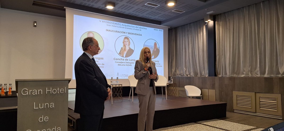 fddhoteleros's tweet photo. 🙋‍♀️La presentación de este evento corre a cargo de nuestro presidente @MVEGAS3, Concha de Luna (Consejera Delegada de #deLunaHotels) y Elisa Campoy (Concejala de Turismo de #AytoGranada)  #ForoVenus #Hoteles #Hostelería #EventosHoteles https://t.co/R5QZMpHXpH