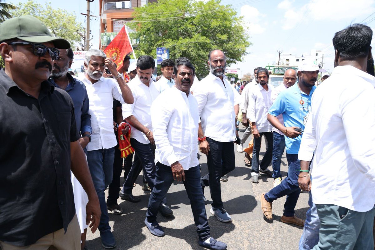 guru_senthan's tweet image. சட்டமன்றத் தேர்தல் 2026இல் காரைக்குடி சட்டமன்றத் தொகுதி வேட்பாளராகப் போட்டியிடுகின்ற நாம் தமிழர் கட்சியின் தலைமை ஒருங்கிணைப்பாளர் செந்தமிழன் சீமான் அவர்கள் 21-04-2026 இன்று காரைக்குடியில் விவசாயி சின்னதிற்க்கு வாக்கு சேகரித்து வாகனப் பரப்புரை மேற்கொண்டார்

#Seeman4TN
