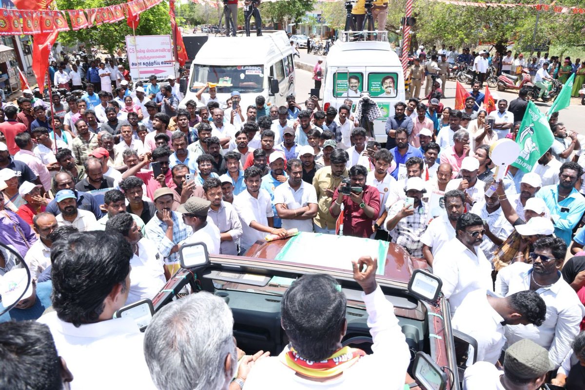guru_senthan's tweet image. சட்டமன்றத் தேர்தல் 2026இல் காரைக்குடி சட்டமன்றத் தொகுதி வேட்பாளராகப் போட்டியிடுகின்ற நாம் தமிழர் கட்சியின் தலைமை ஒருங்கிணைப்பாளர் செந்தமிழன் சீமான் அவர்கள் 21-04-2026 இன்று காரைக்குடியில் விவசாயி சின்னதிற்க்கு வாக்கு சேகரித்து வாகனப் பரப்புரை மேற்கொண்டார்

#Seeman4TN