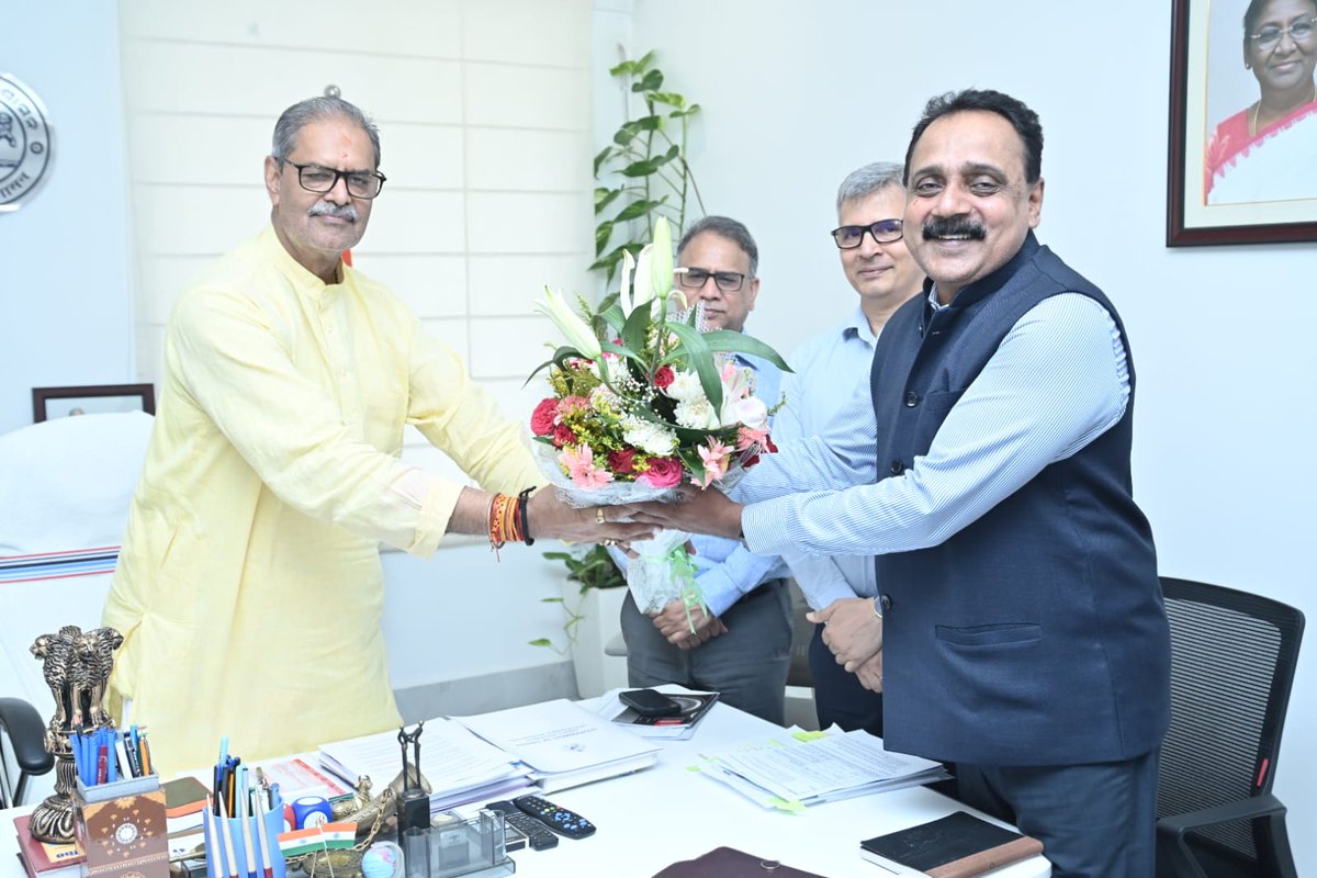 KVSinghDeo1's tweet image. Engaged in a meaningful discussion with Mr. Joji Sibastian, Company Head &amp;amp; Executive Vice President of L&amp;amp;T Power Business, and Mr. D.K. Singh, Head – Domestic, at the LSB Chamber.  

@EnergyOdisha 
#PoweringOdisha #IndustrialGrowth #SustainableEnergy #TeamOdisha