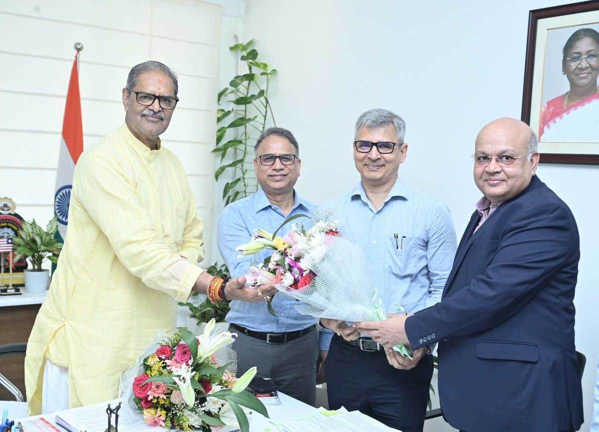 KVSinghDeo1's tweet image. Engaged in a meaningful discussion with Mr. Joji Sibastian, Company Head &amp;amp; Executive Vice President of L&amp;amp;T Power Business, and Mr. D.K. Singh, Head – Domestic, at the LSB Chamber.  

@EnergyOdisha 
#PoweringOdisha #IndustrialGrowth #SustainableEnergy #TeamOdisha