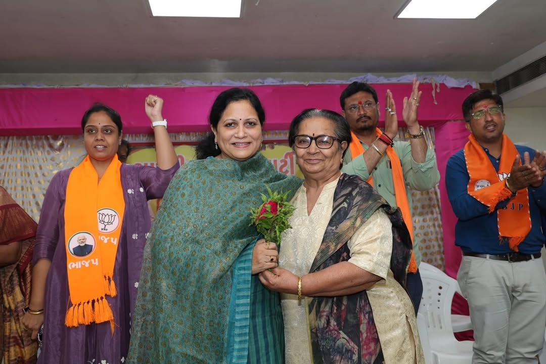 manisha_vakil's tweet photo. 🪷 સમાજની એકતા અને પ્રગતિ માટે ભાજપ શ્રેષ્ઠ વિકલ્પ 🪷

વોર્ડ નંબર 6 ખાતે આવેલ વારસિયામાં ઉમેદવારશ્રીઓના સમર્થનાર્થે “સિંધી સમાજ સંમેલન”નું ભવ્ય આયોજન કરવામાં આવ્યું. આ પ્રસંગે ઉપસ્થિત રહી સમાજના આગેવાનો, વડીલો અને યુવાનો સાથે સ્નેહસભર સંવાદ કરવાનો અવસર મળ્યો. https://t.co/NVRwhWUi7g