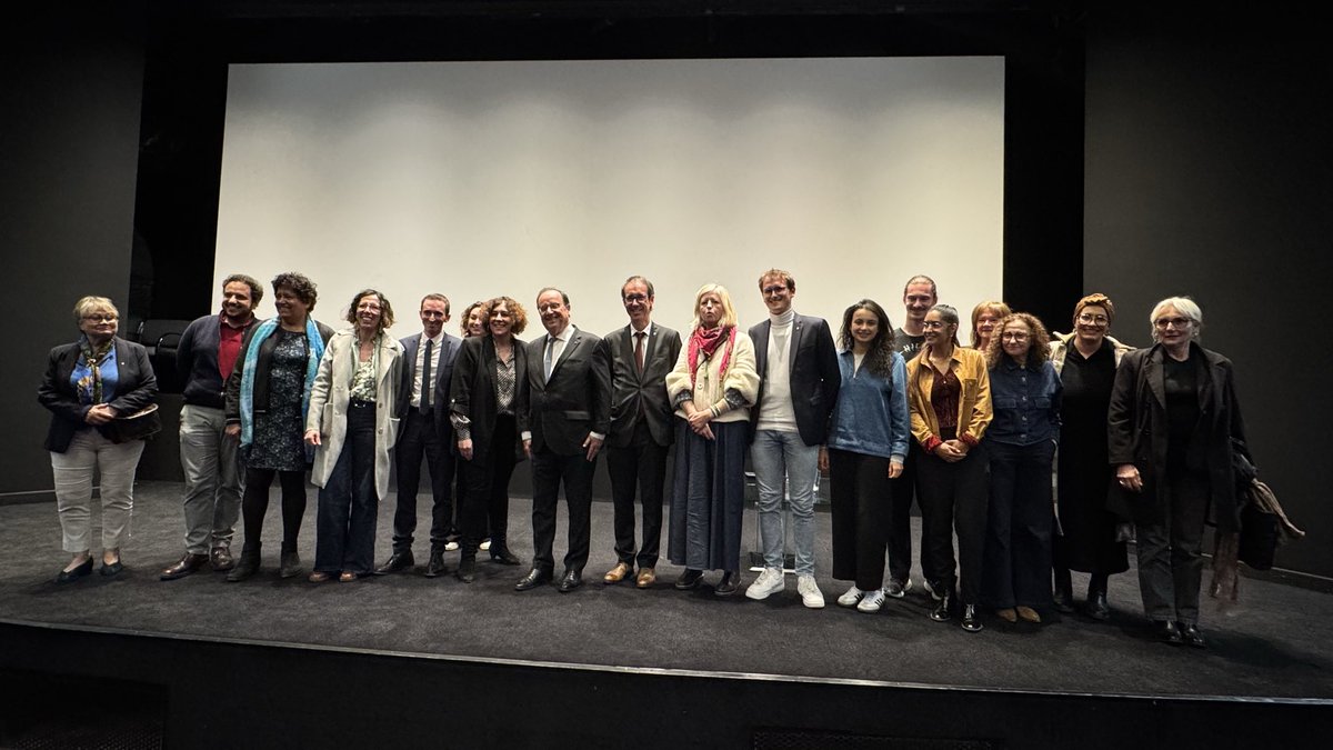 GillesMonchy's tweet image. Ce lundi à #châtillon soirée passionnante d’abord autour du film « La vie d’après » d’Olivier L’amour et Béatrice Vallaeys suivi d’un échange tout aussi passionnant avec @fhollande 
Une analyse toujours aussi pertinente sur la situation politique et les enjeux de 2027