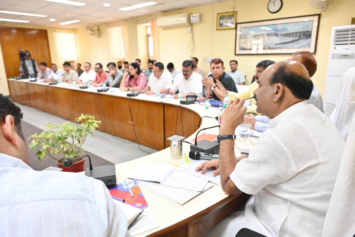 कोटा-बूंदी क्षेत्र में न्यूनतम समर्थन मूल्य (एमएसपी) पर गेहूं खरीद की व्यवस्था को और बेहतर बनाने के लिए आज सीएडी सभागार में समीक्षा बैठक ली। निर्देश दिए कि जब तक जिले का तय लक्ष्य पूरा न हो, कोई भी खरीद केंद्र बंद न किया जाए और हर किसान की अधिकतम उपज की खरीद सुनिश्चित हो।